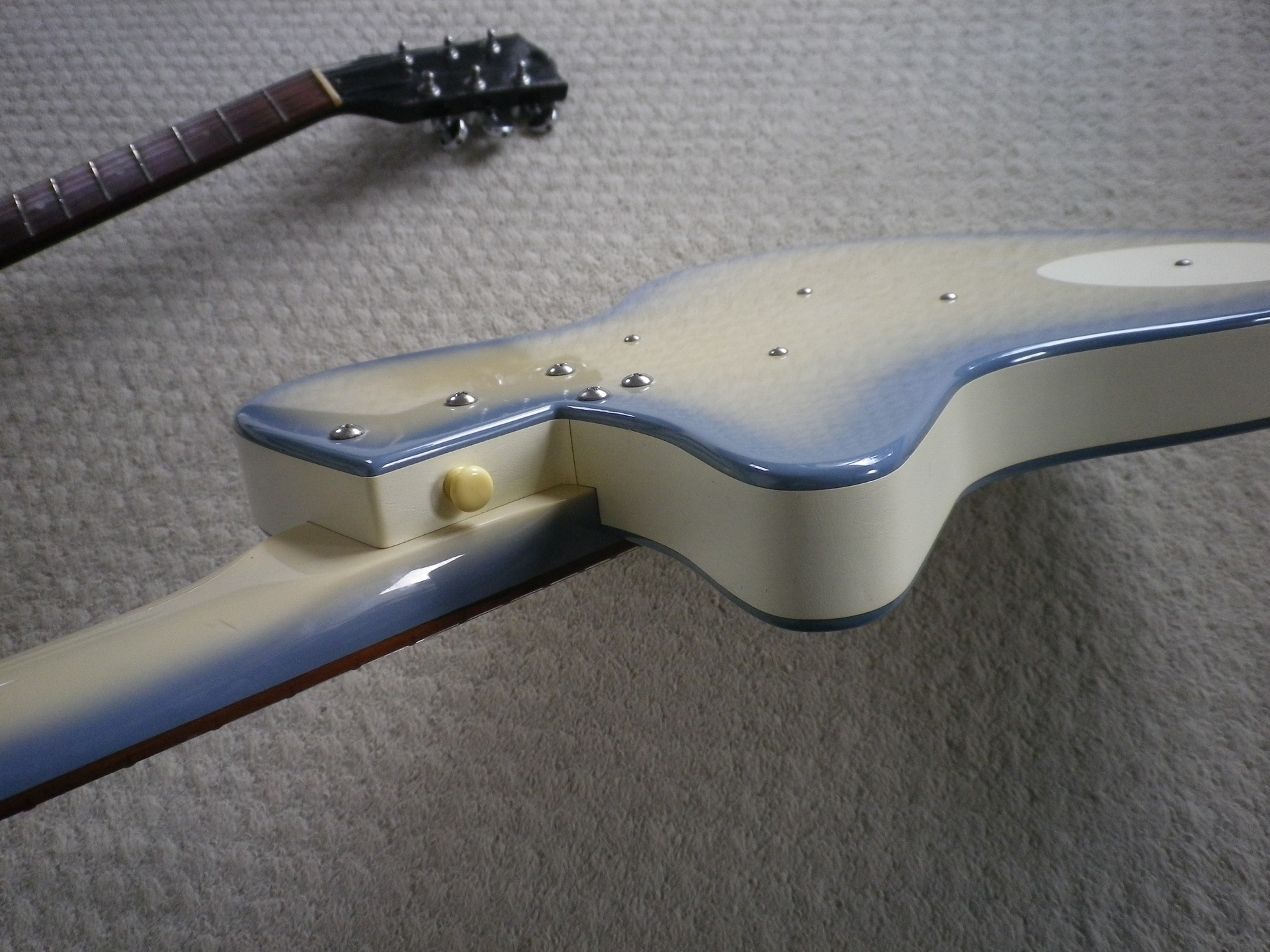 どことなく玩具っぽいDANELECTDROシングルカッタウェイ・モデル